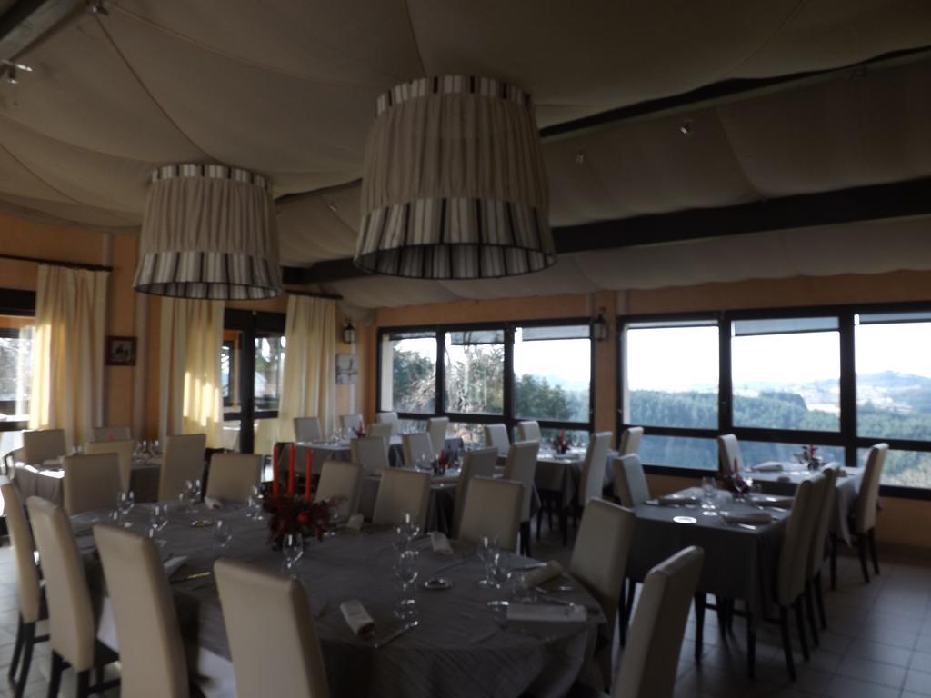 Logis Le Saint Cyr Hotel Montmelard Exterior foto