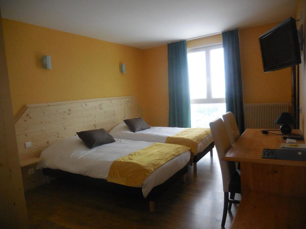 Logis Le Saint Cyr Hotel Montmelard Exterior foto