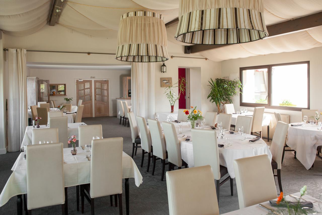 Logis Le Saint Cyr Hotel Montmelard Exterior foto