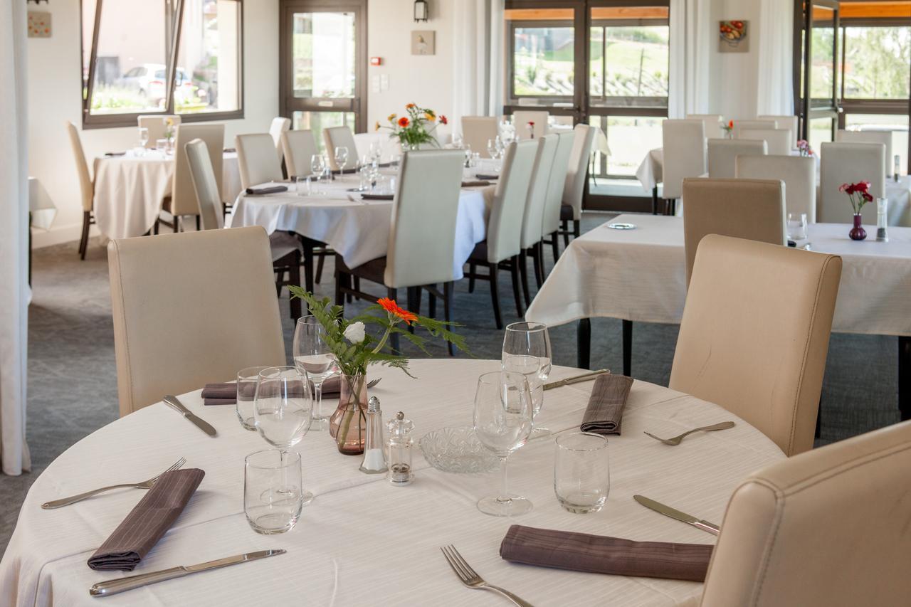 Logis Le Saint Cyr Hotel Montmelard Exterior foto