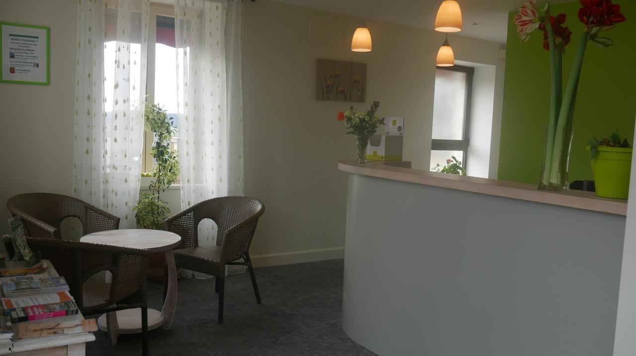 Logis Le Saint Cyr Hotel Montmelard Exterior foto