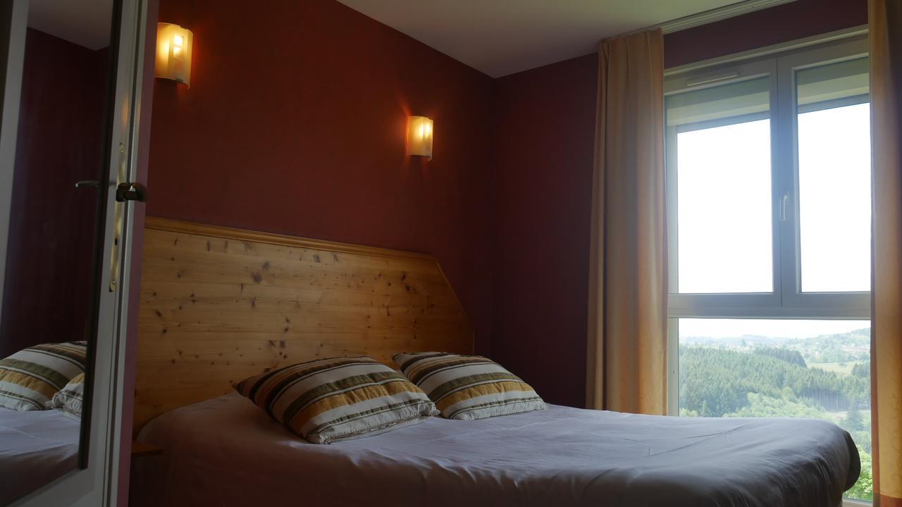 Logis Le Saint Cyr Hotel Montmelard Exterior foto