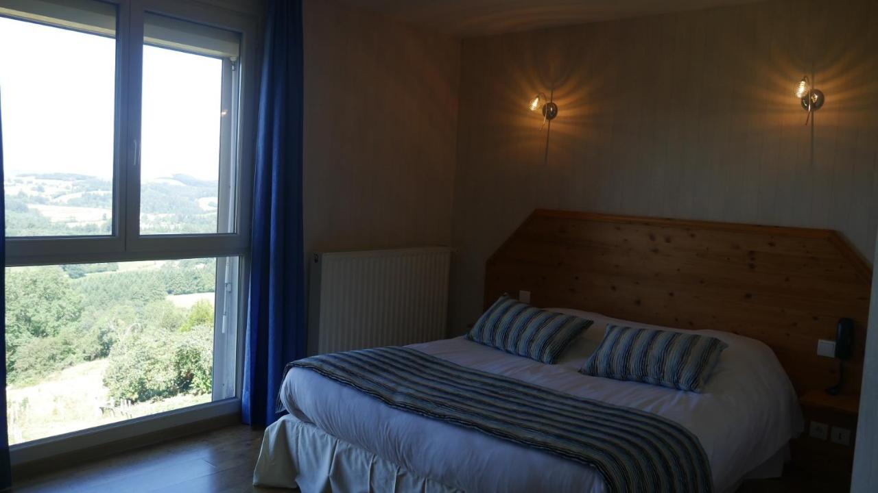 Logis Le Saint Cyr Hotel Montmelard Exterior foto