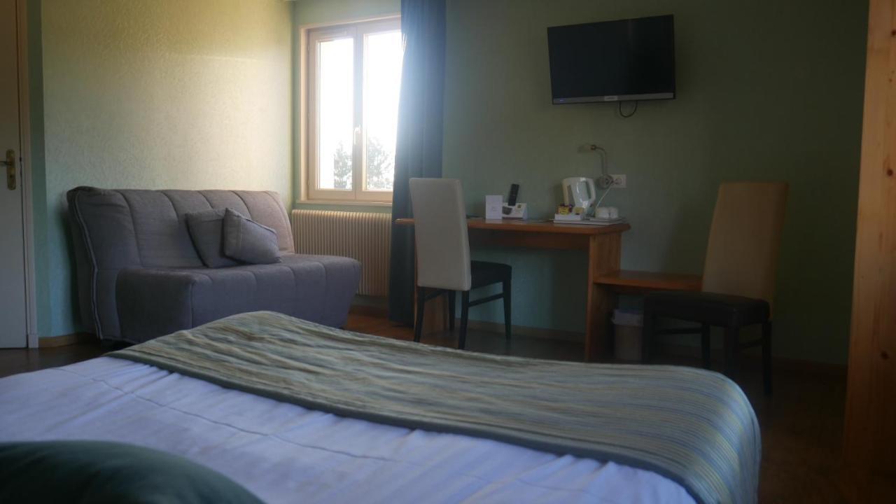 Logis Le Saint Cyr Hotel Montmelard Exterior foto