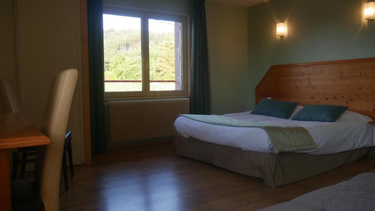 Logis Le Saint Cyr Hotel Montmelard Exterior foto